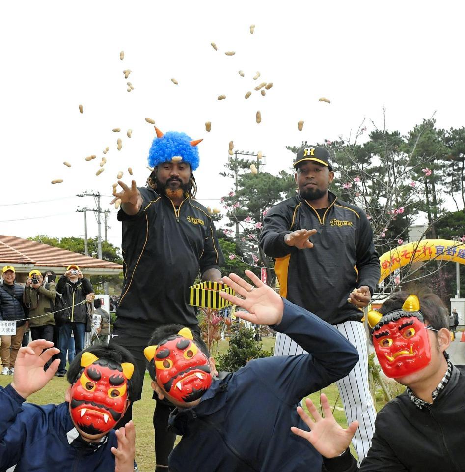 豆まきをする（奥左から）マテオ、モレノ＝宜野座