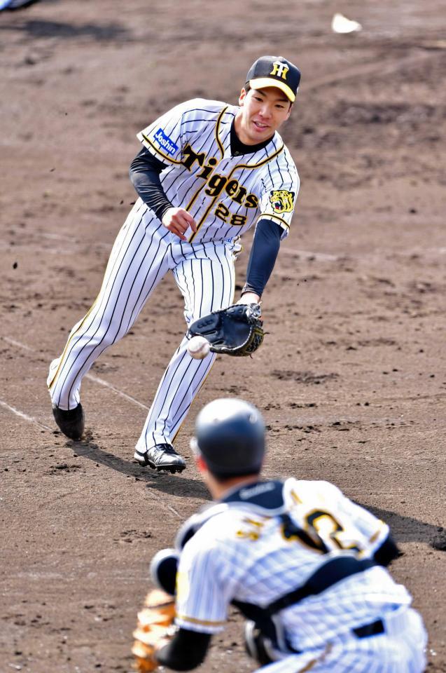 　球を処理し本塁へグラブトスする小野（撮影・立川洋一郎）