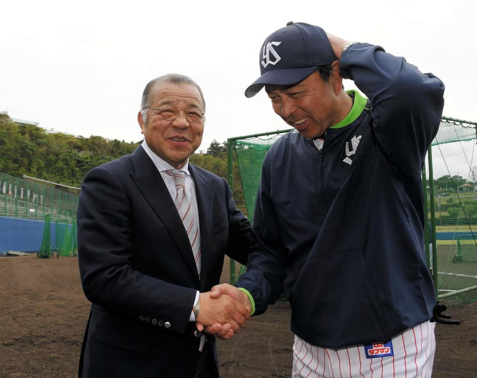 ヤクルトキャンプの視察に訪れた掛布ＳＥＡ。右は小川監督＝沖縄県浦添市（撮影・堀内翔）