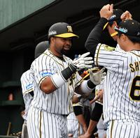 ４回、２ランを放ち迎えられ阪神・ロサリオ＝宜野座（撮影・堀内翔）