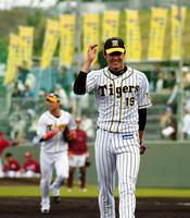 ５回、楽天・オコエに特大の中飛を打たれ苦笑いの阪神・藤浪＝宜野座（撮影・堀内翔）