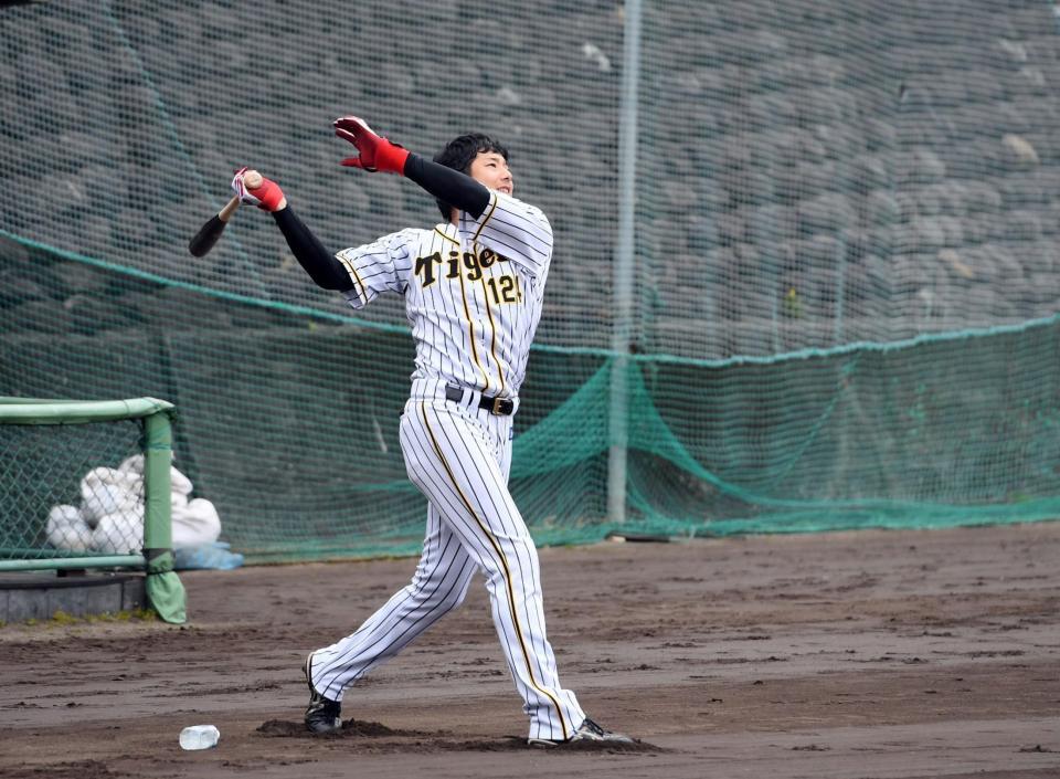 屋外でロングティーをする阪神・横田慎太郎＝安芸（撮影・山口登）