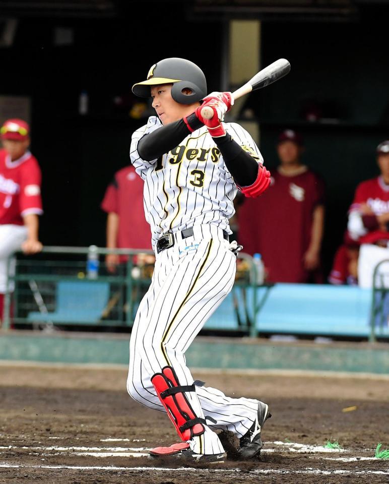 ６回阪神１死三塁、大山が三塁手強襲の適時打を放つ＝宜野座（撮影・堀内翔）