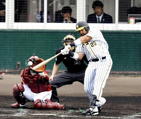 ４回、右方向へ逆転２ランを放つロサリオ