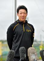 囲み会見で笑みを見せる大山＝宜野座（撮影・立川洋一郎）