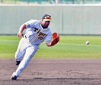 シートノックで軽快な動きを見せるロサリオ＝宜野座（撮影・立川洋一郎）