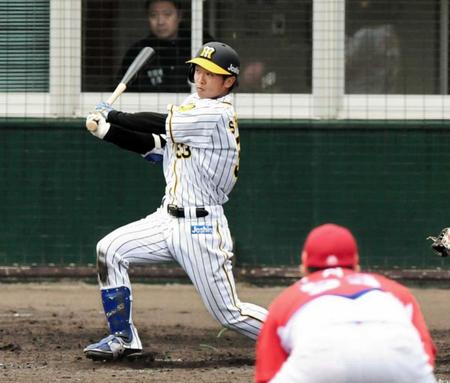 　５回、右越えへ２ランを放つ島田（撮影・田中太一）