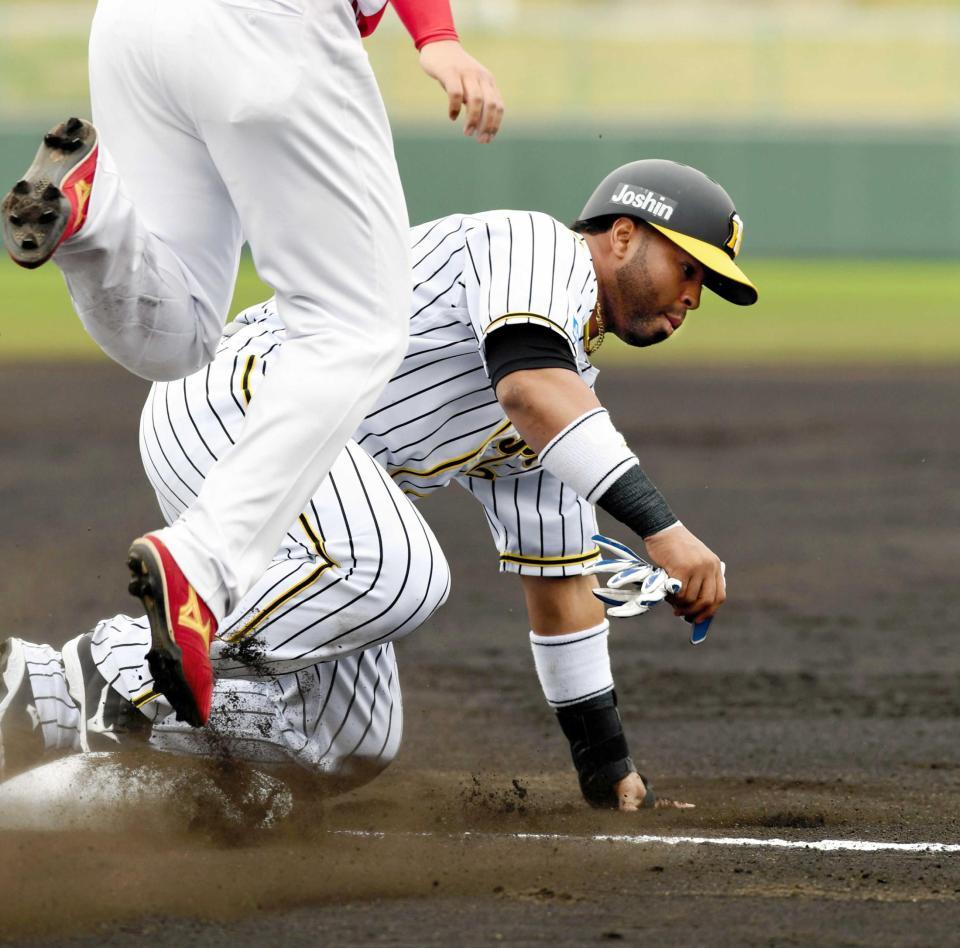 　１回、三盗を決めるロサリオ（撮影・棚橋慶太）