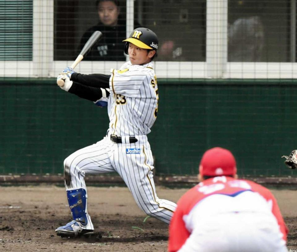 　５回、右越えへ２ランを放つ島田（撮影・田中太一）