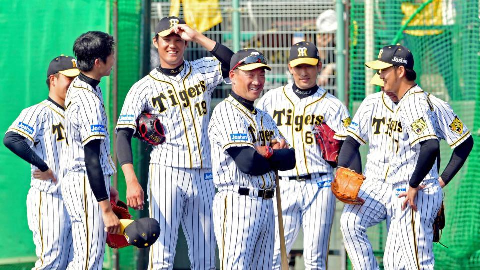 　オープン戦でも勝ちにこだわることを要望した金本監督（中央）