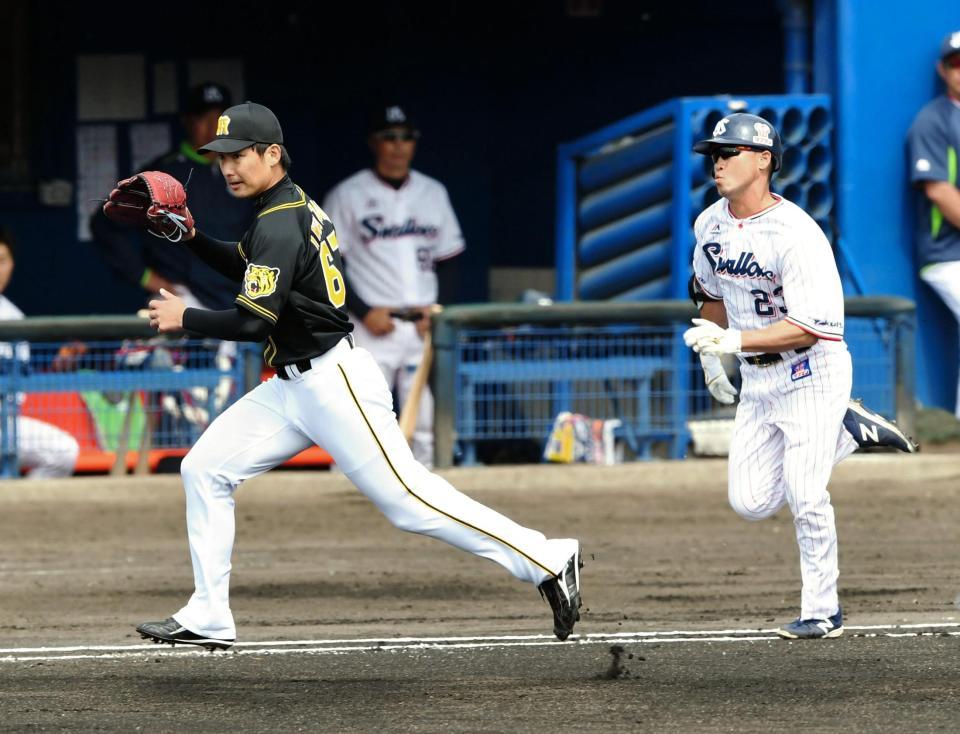 １回、一塁ベースカバーに走る阪神・岩崎優（右はヤクルト・青木宣親）＝浦添（撮影・棚橋慶太）