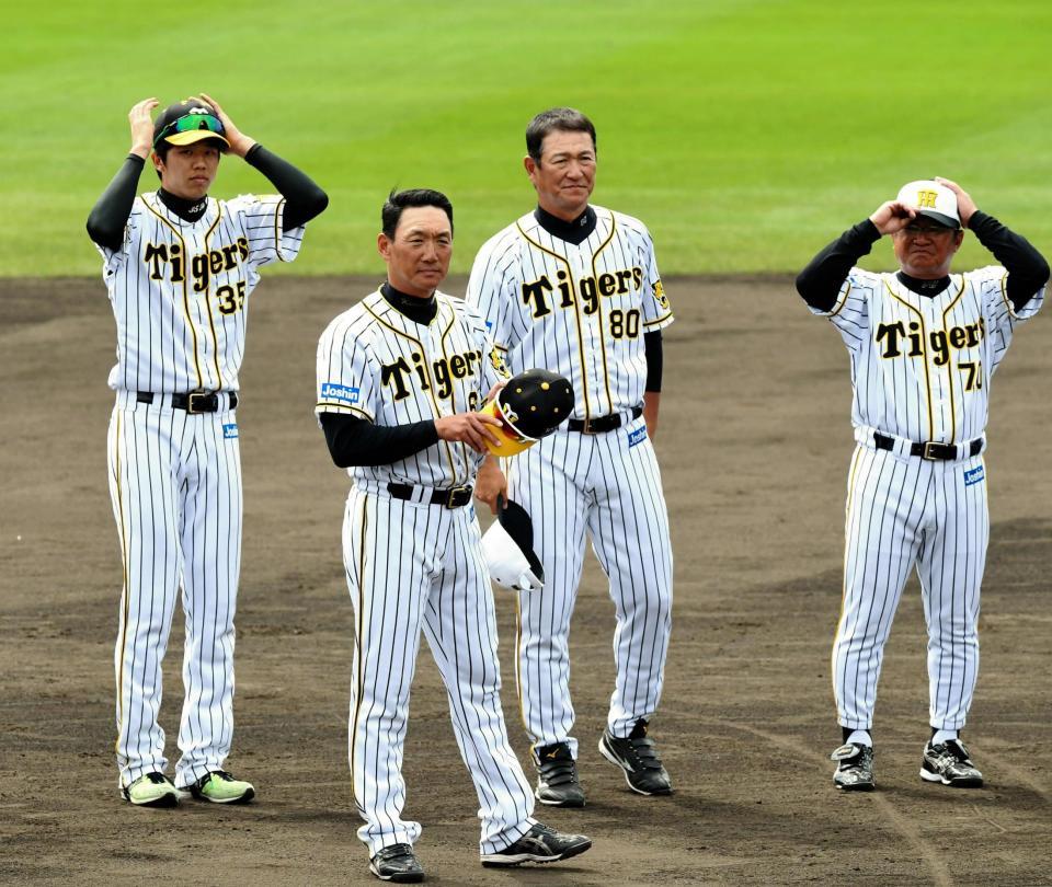 キャンプを終えた阪神・金本知憲監督（手前）は帽子をとってスタンドの拍手に応える＝宜野座（撮影・田中太一）