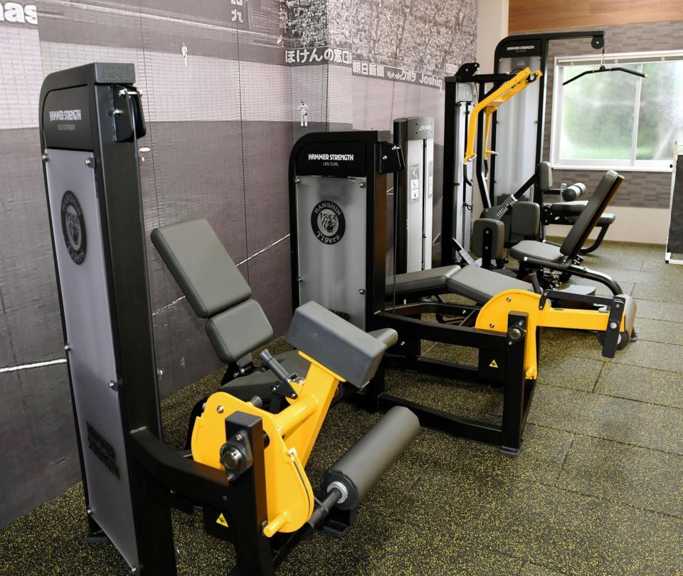 下半身、上半身、肩を鍛えることができる器具＝鳴尾浜（撮影・田中太一）