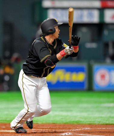 ９回、中越えにソロを放つ阪神代打・緒方凌介＝ヤフオクドーム（撮影・北村雅宏）