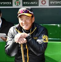 練習を見ながら笑顔を見せる金本監督