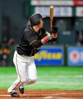 ９回、中越えにソロを放つ阪神代打・緒方凌介＝ヤフオクドーム（撮影・北村雅宏）