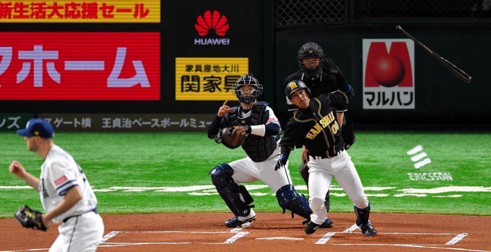 １回阪神無死、中前打を放つ阪神・上本博紀。投手・ソフトバンク　リック・バンデンハーク＝ヤフオクドーム（撮影・高部洋祐）