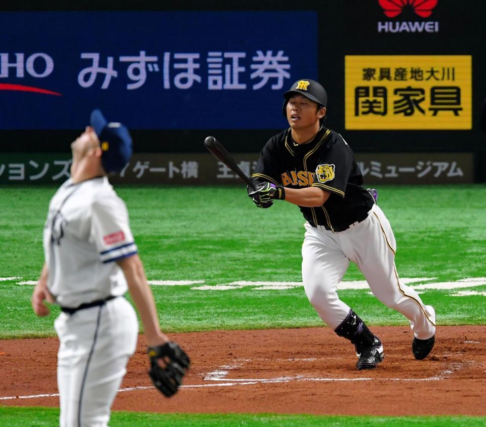 ３回阪神１死、ソフトバンク　リック・バンデンハーク（左）の前に右飛に倒れる阪神・高山俊＝ヤフオクドーム（撮影・高部洋祐）