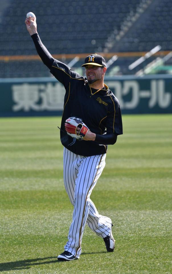 キャッチボールをするメッセンジャー＝甲子園（撮影・持木克友）