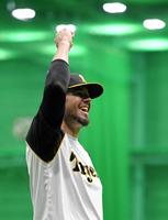 キャッチボールを終えガッツポーズを見せる阪神　ランディ・メッセンジャー＝甲子園（撮影・高部洋祐）