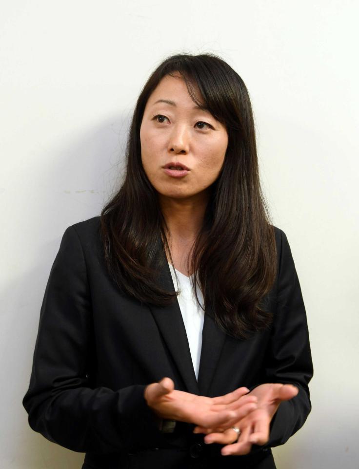 　取材に応じる園田学園女子大学・荒木教授