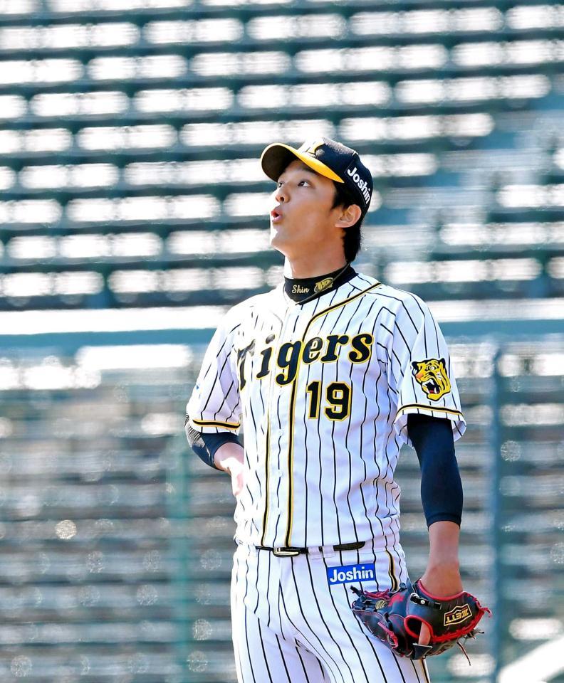 　４回、ロペスに３ランを打たれ、驚いたような表情で打球を見る藤浪（撮影・高部洋祐）