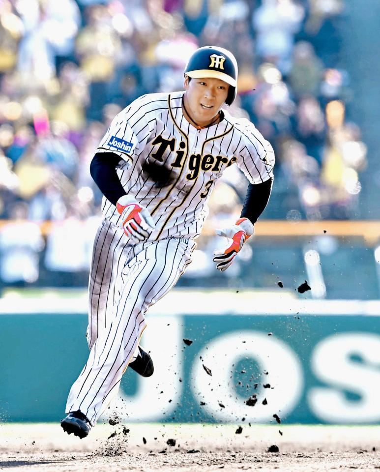 　８回、高山の右前打で三塁へ向かって激走する一走・大山（撮影・高部洋祐）