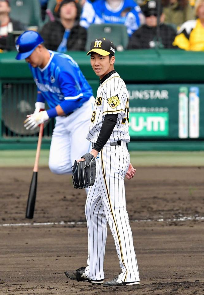 ４回ＤｅＮＡ２死、ＤｅＮＡ・筒香嘉智（左）を遊飛に打ち取る阪神・小野泰己＝甲子園（撮影・高部洋祐）
