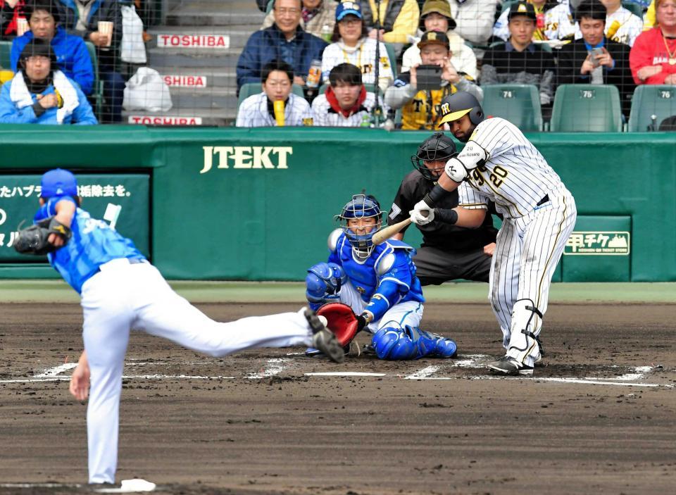 　２回、飯塚（手前左）の５球目、外角へのボール球を見極めるロサリオ（撮影・高部洋祐）