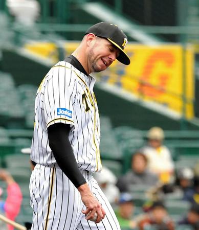 １回、中日打線に打ち込まれ首をひねる阪神　ランディ・メッセンジャー＝甲子園（撮影・高部洋祐）