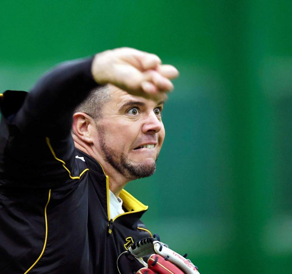 　キャッチボールで力強いボールを投げるメッセンジャー