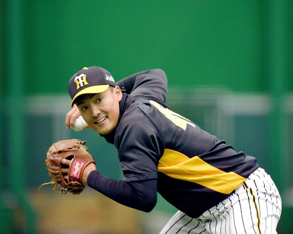 　ノックを受け、低い姿勢から送球する秋山