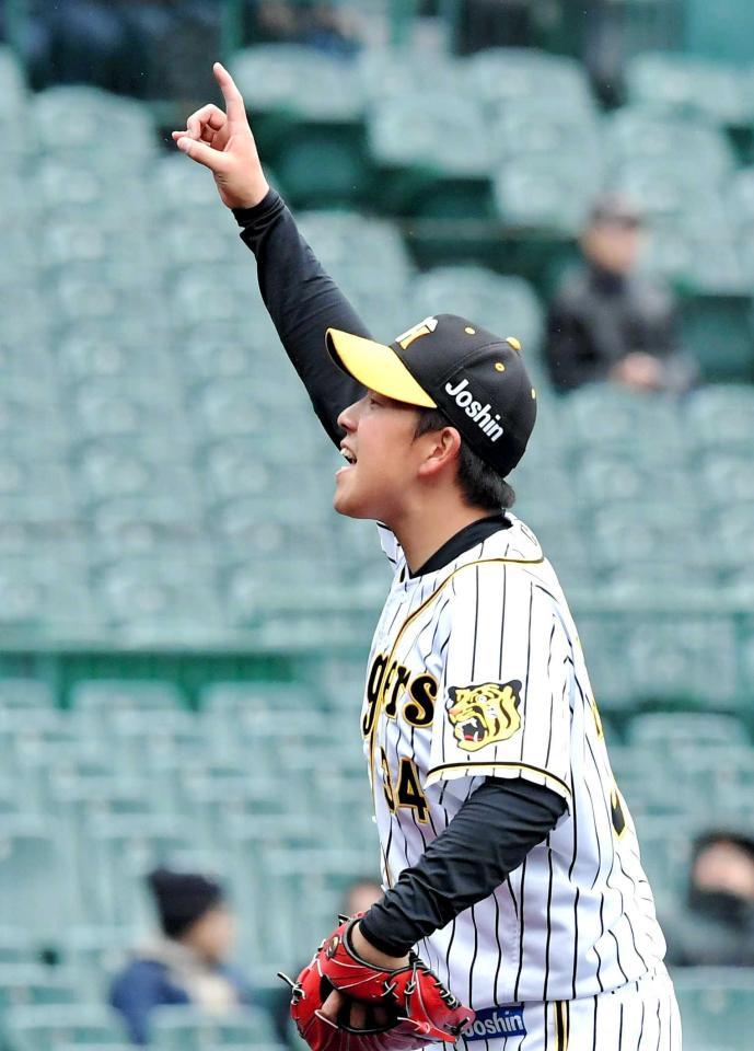 　６回、高橋の飛球を指さす谷川（撮影・高部洋祐）