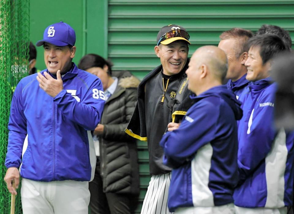 森脇コーチ（左）ら中日関係者と談笑する阪神・福留孝介（中央）＝甲子園（撮影・高部洋祐）