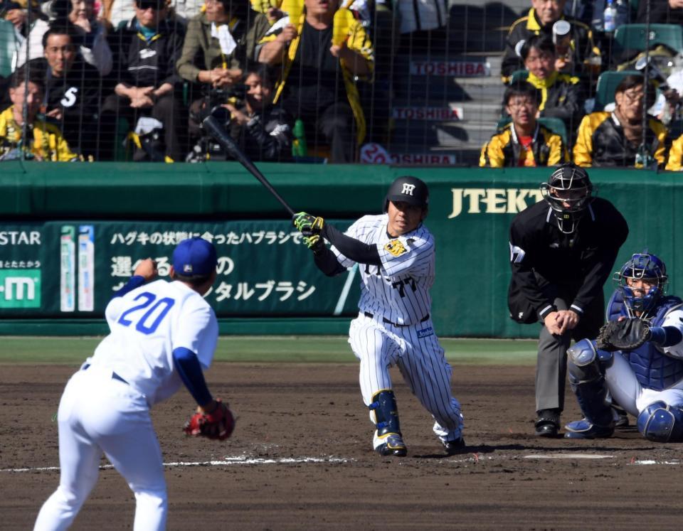 ４回阪神２死一・二塁、阪神・高山俊は右越えに適時二塁打を放つ（投手　中日・笠原祥太郎、捕手　中日・木下拓哉）＝甲子園（撮影・山口登）