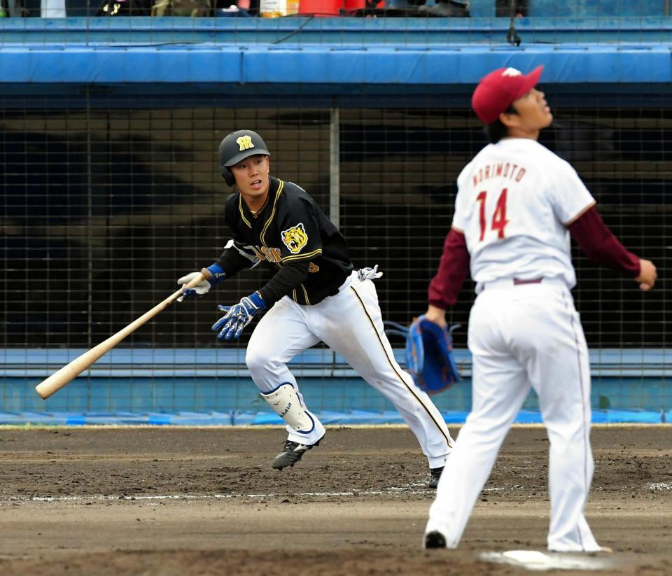 ５回阪神１死一・二塁、先制の２点適時二塁打を放つ阪神・糸原健斗。投手・楽天・則本昂大＝草薙球場（撮影・高部洋祐）