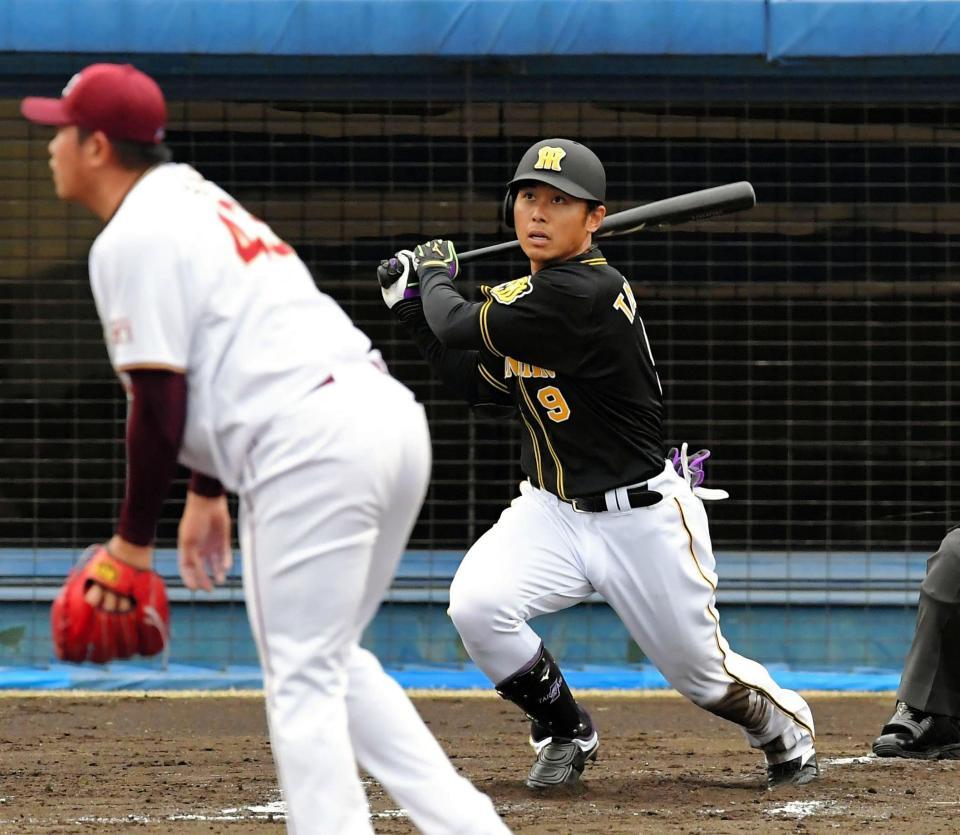 ７回阪神２死二塁、右越えに２ランを放つ阪神・高山俊。投手・楽天・宋家豪＝草薙球場（撮影・高部洋祐）