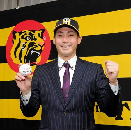 ポーズを決める岡本