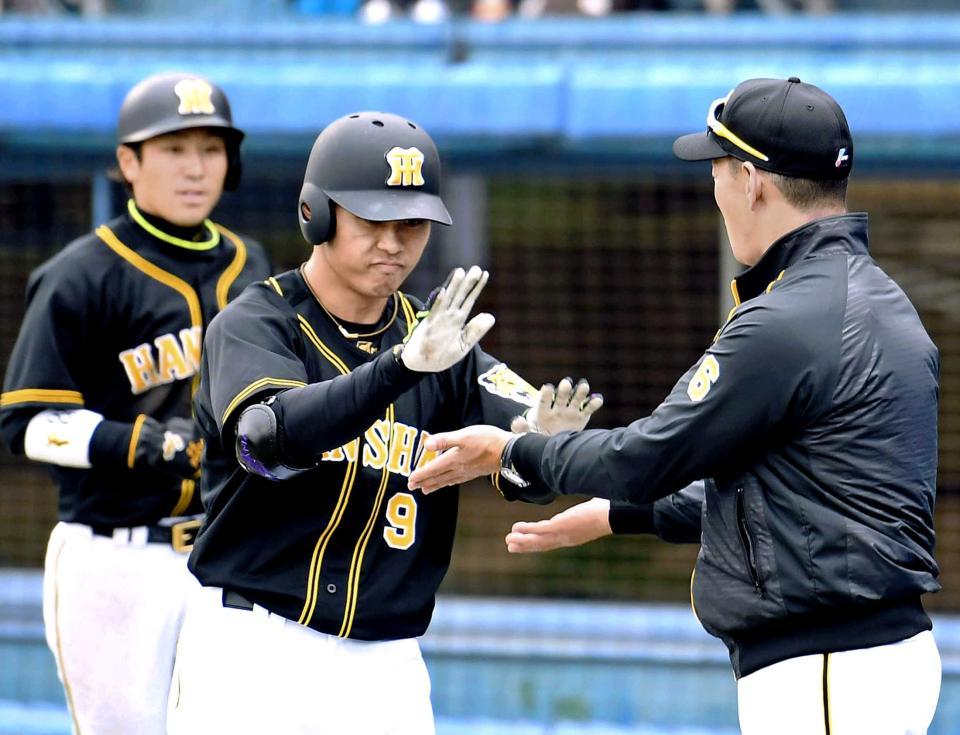 　７回、２ランを放ち金本監督（右）に迎えられる高山（撮影・田中太一）