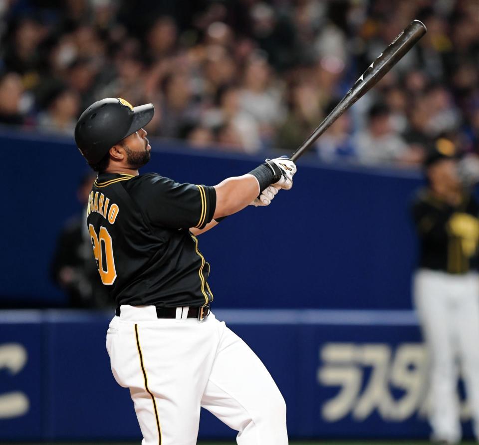 １回、左越えソロを放つロサリオ