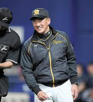 ７回、ニコニコしながら選手交代を告げる金本監督＝ナゴヤドーム