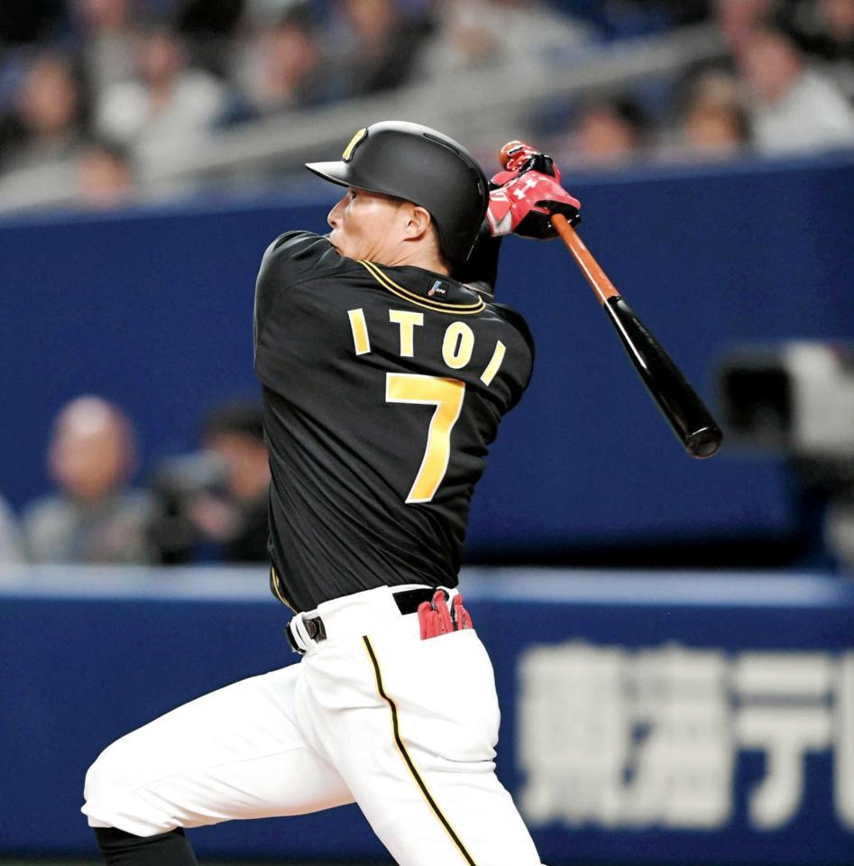 　１回、小笠原の初球を強振し、中越えソロを放つ糸井（撮影・田中太一）