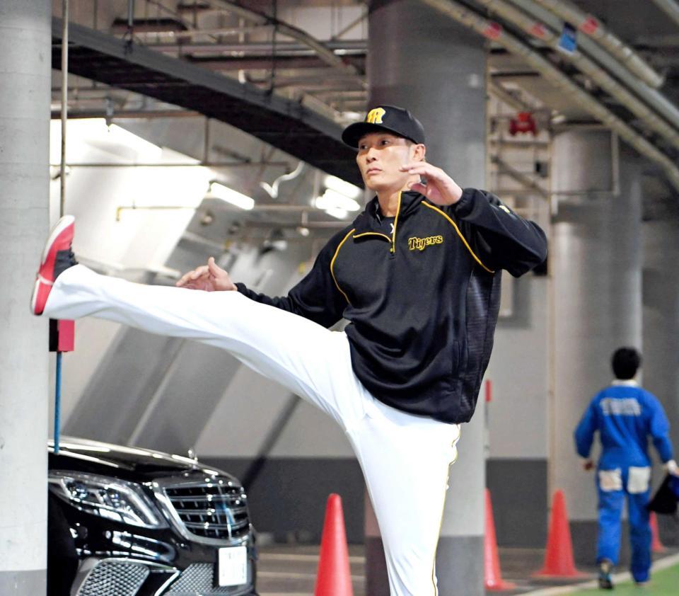 　入念にウオーミングアップする糸井（撮影・田中太一）