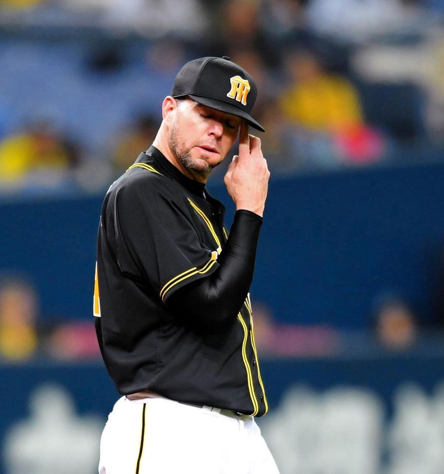 ４回、汗を拭う阪神　ランディ・メッセンジャー＝京セラドーム大阪（撮影・北村雅宏）