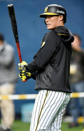 バットを持ち、打撃練習を待つ阪神・糸井嘉男＝京セラドーム大阪（撮影・田中太一）