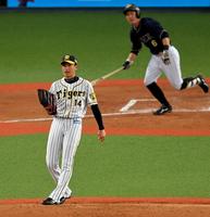 ２回オリックス１死二・三塁、オリックス・山足に適時打を浴びる阪神・能見＝京セラドーム（撮影・高部洋祐）