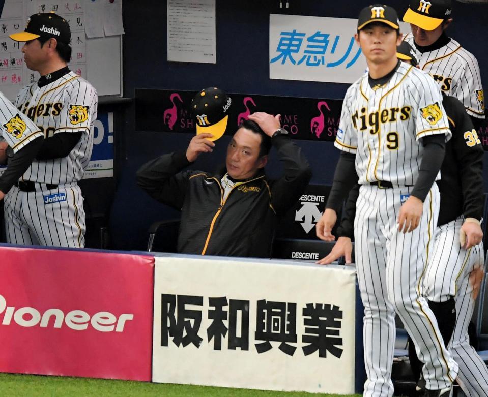 ６回の攻撃前、ベンチで厳しい表情を見せる阪神・金本知憲監督（中央）＝京セラドーム（撮影・高部洋祐）