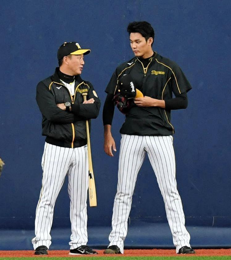 試合前、阪神・藤浪晋太郎と話し込む阪神・金本知憲監督＝京セラドーム大阪（撮影・田中太一）