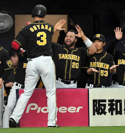 ８回、同点ソロを放った大山（３）を迎えるロサリオ（中央）