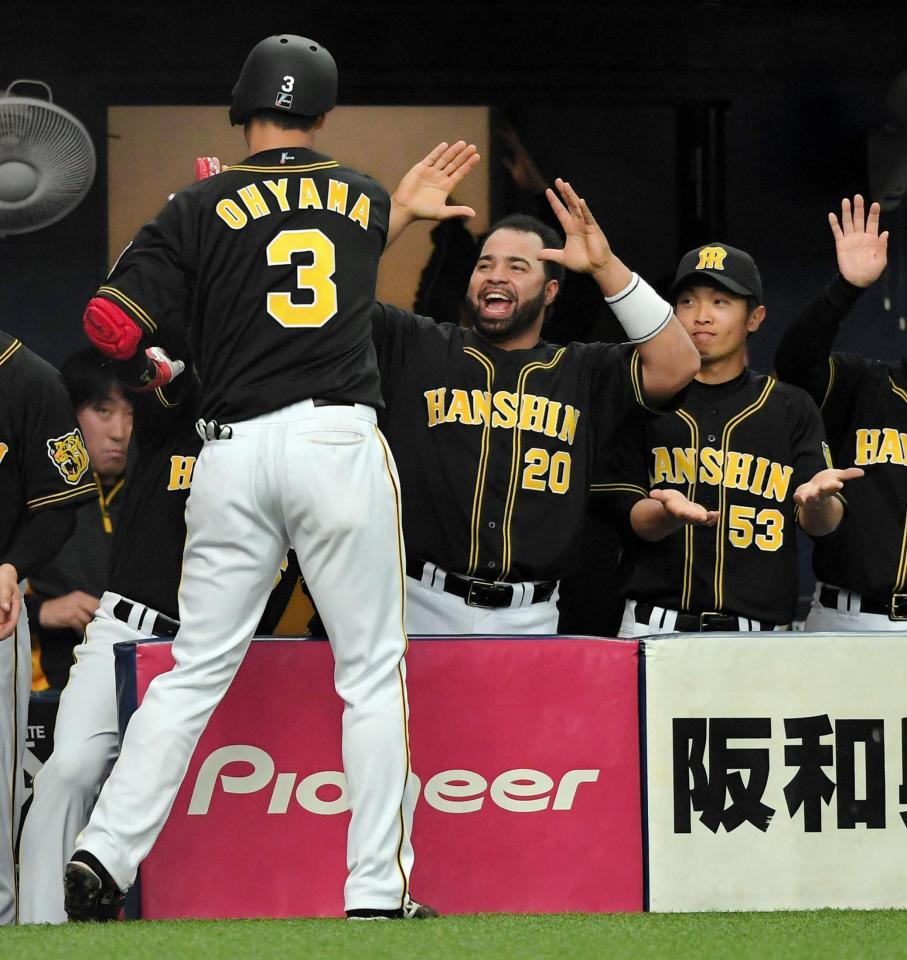 ８回、同点ソロを放った大山（３）を迎えるロサリオ（中央）